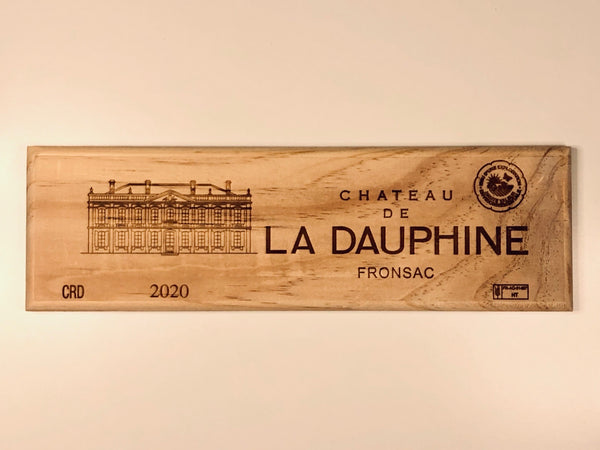 Estampe / Façade d'une caisse de vin en bois du Chateau de La Dauphine - Bordeaux | Format 1 bouteille = 30x8 cm