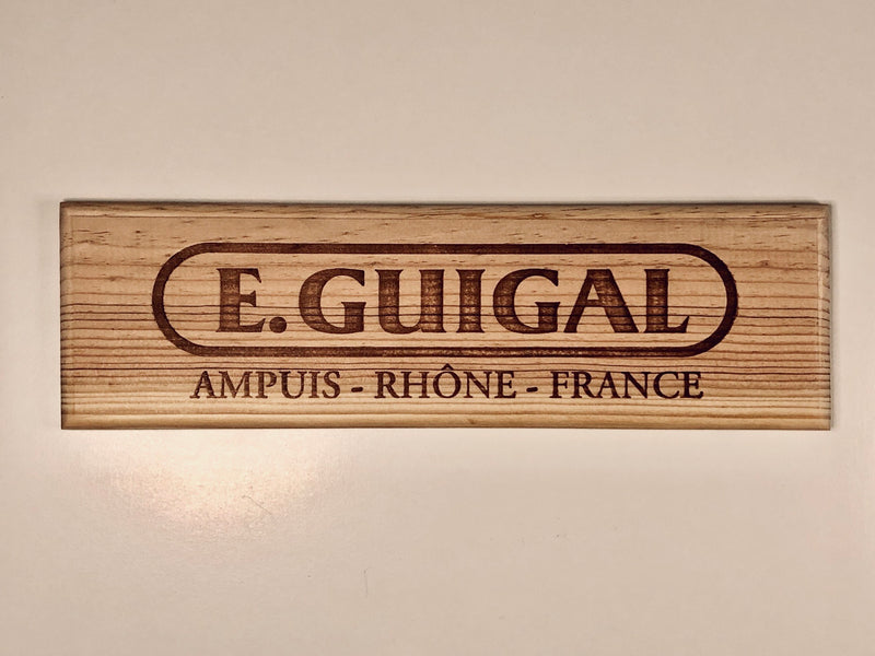 Estampe / Façade d'une caisse de vin en bois du Domaine Guigal - Ampuis | Format 1 bouteille = 30x8 cm