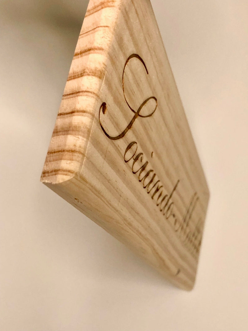 Estampe / Façade d'une caisse de vin en bois du Chateau Sociando Mallet - Bordeaux | Format 1 bouteille = 30x8 cm