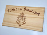 Estampe / Façade d'une caisse de vin en bois du Chateau de Beaucastel - Vallée du Rhone | Format 12 bouteilles = 30x17 cm